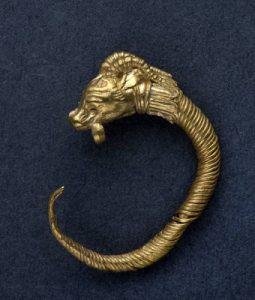 2 Bin Yıldan Fazla Süreli Helenistik Dönemden Kalma Altın Küpe Keşfedildi